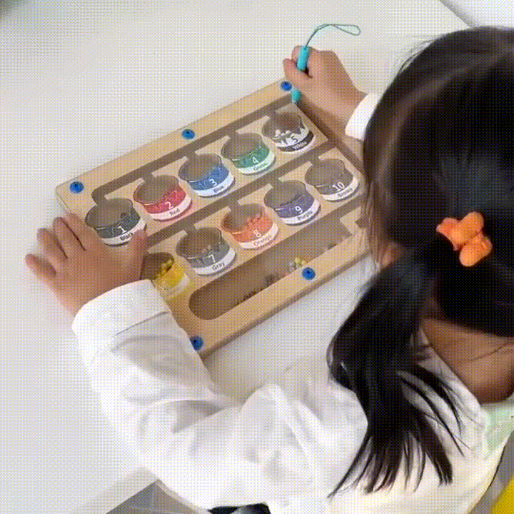 Magnetyczny labirynt kolorów i liczb dla dzieci