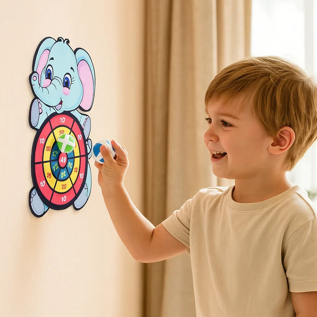 Urocza dziecięca gra w rzutki